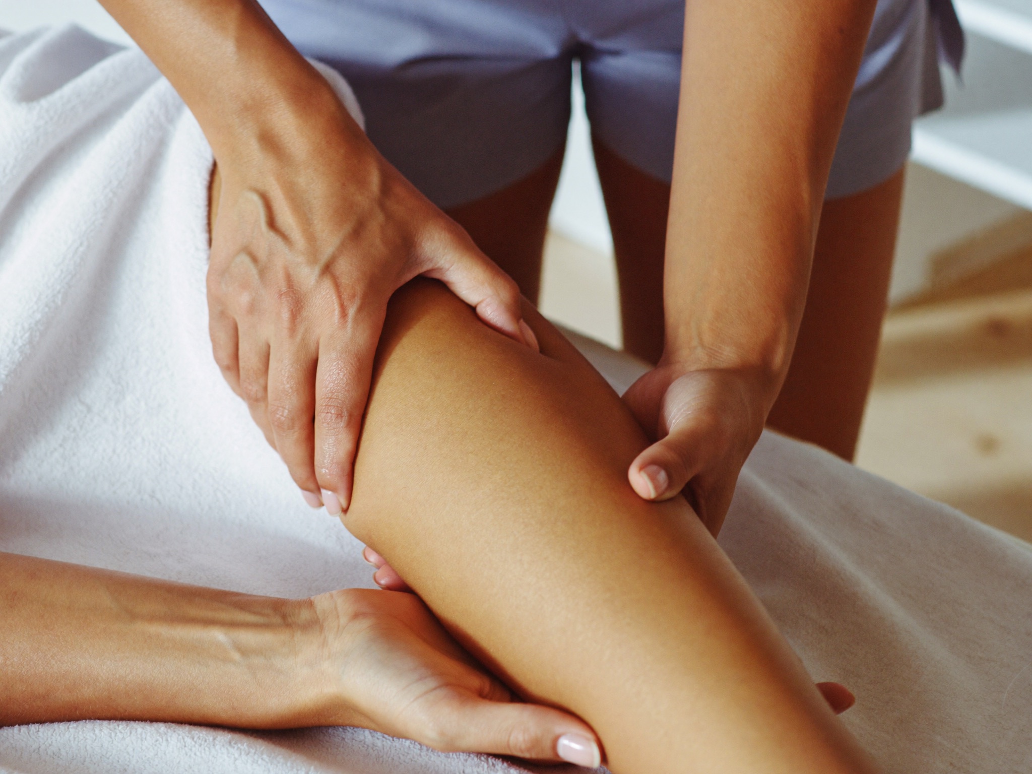 Linfodrenaggio manuale alle gambe